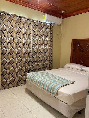 2 habitaciones, tabla de planchar con plancha, wifi y ropa de cama