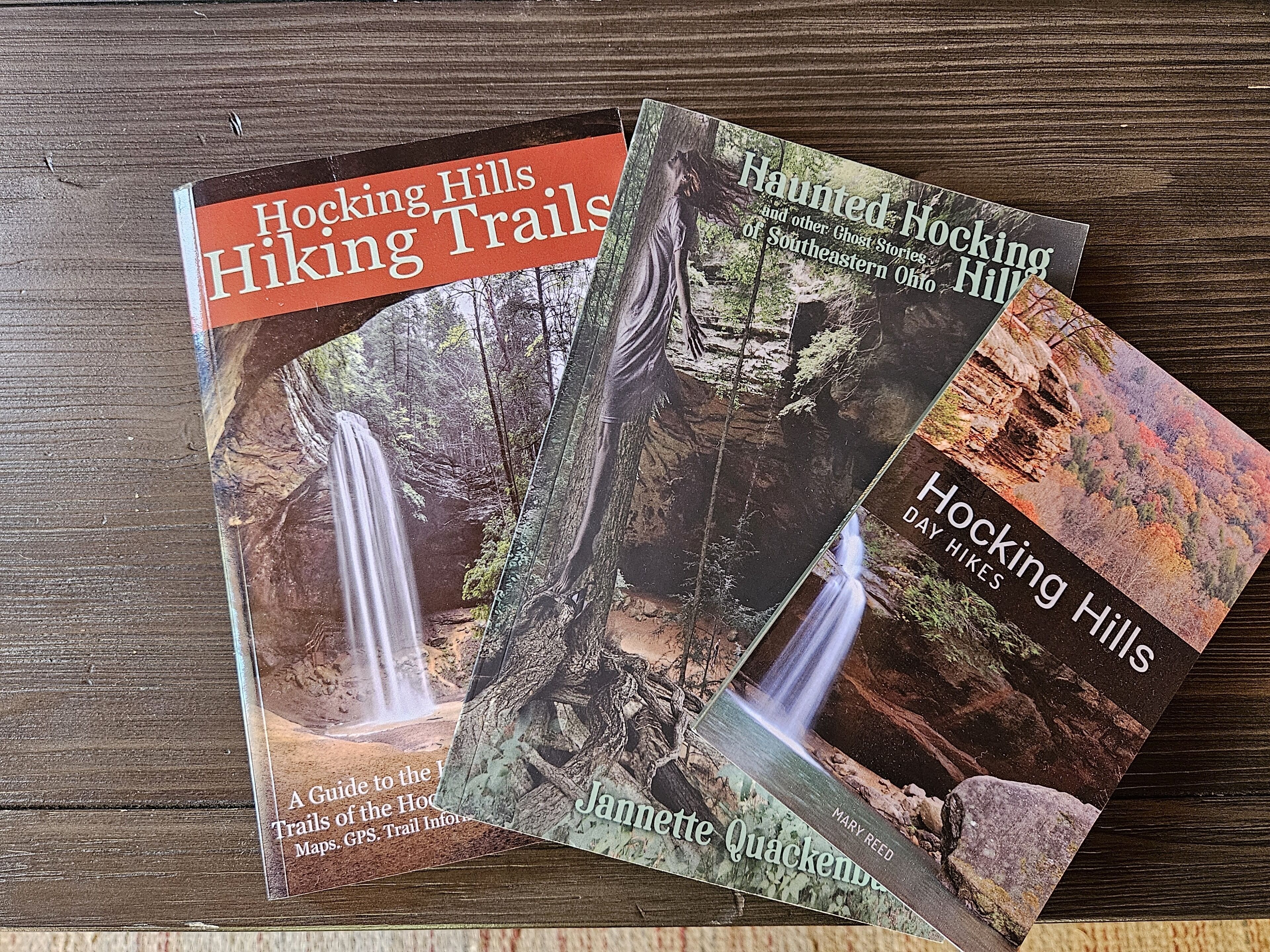 Drie wandelgidsen met de titels 'Hocking Hills Hiking Trails', 'Haunted Hocking Hills' en 'Hocking Hills Day Hikes'.
