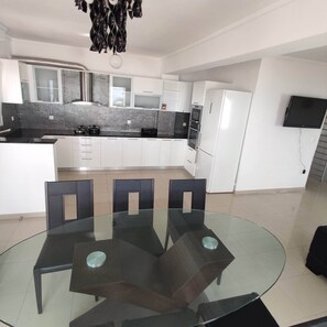 Apartment, 5 Bedrooms, Smoking, Balcony | Dining room