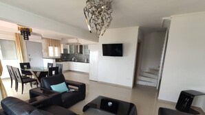 Appartement, 5 chambres, fumeurs, balcon | Coin séjour