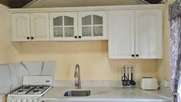 雪櫃、微波爐、爐具、電熱水壺