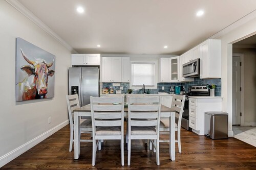 Southend Hipster Hideout! 3BR, Your Cozy Homebase in Charlotte! Smart TVs!