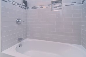 Haartrockner, Handtücher, Seife, Shampoo