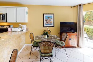 Appartamento, 1 letto queen con divano letto (Gulfview II 130) | Ristoranti