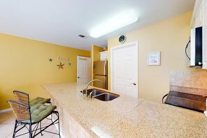 Apartment, 1 Queen-Bett und Schlafsofa (Gulfview II 130) | Eigene Küche | Ofen, Toaster