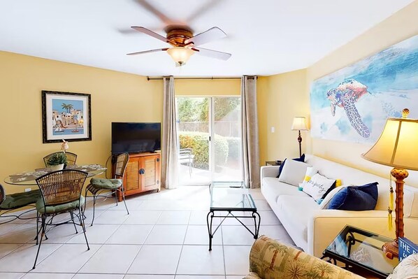 Condo, 1 grand lit et 1 canapé-lit (Gulfview II 130) | Aire de séjour | Téléviseur