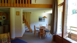 Living area - Wifi, ski-in/ski-out & foot of the slopes, 2nd floor, view ski slopes, balcony, parking, ski locker (Les Gets)
