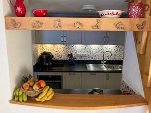 Kühlschrank, Ofen, Geschirrspüler, Wasserkocher mit Kaffee-/Teezubehör