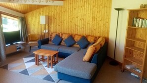 Living area - Wifi, ski-in/ski-out & foot of the slopes, 2nd floor, view ski slopes, balcony, parking, ski locker (Les Gets)