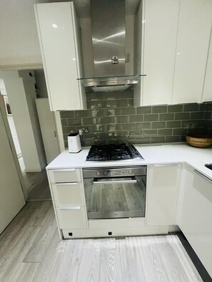 Apartment | Eigene Küche | Kühlschrank, Mikrowelle, Ofen, Herdplatte