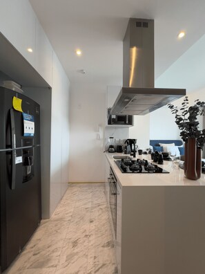 Frigorifero, microonde, forno, piano cottura