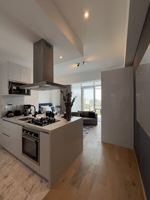 Geladeira, micro-ondas, fogão, cooktop