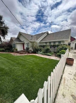 Property grounds - Luxury Farmhouse Retreat in Almond Country (Ripon)