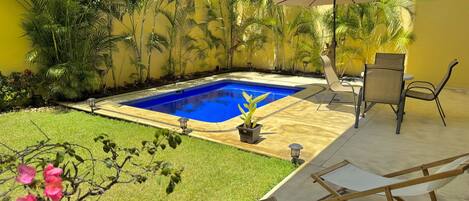 Een buitenzwembad, een verwarmd zwembad