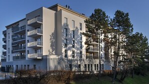 A multi-story residential building with balconies, a flat roof, and a mix of window sizes. - Résidence DOMITYS - Les Séquanes (Chalon-sur-Saone)