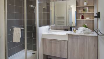 Appartement Confort, 1 lit double, cuisine | Salle de bain