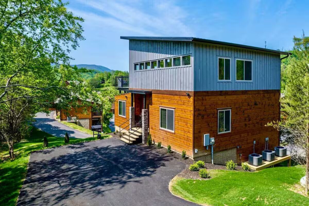 New Build Modern Rooftop Rendezview: Theater, Fire Pit, Game Rm, A+ Location, EV