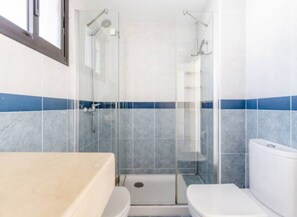 Secador de cabelo, bidê, toalhas de banho, sabonete
