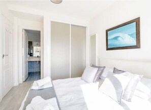 3 Schlafzimmer, Schreibtisch, Bügeleisen/Bügelbrett, WLAN