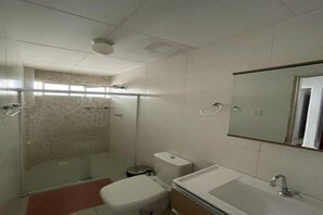 Regadera, toallas, papel de baño