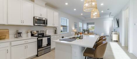 冷蔵庫、電子レンジ、オーブン、コンロ