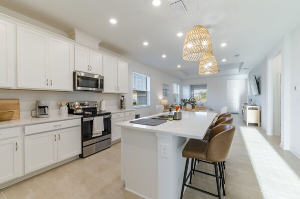 Fridge, microwave, oven, stovetop - Tranquil Vacation Haven in Vibrant Waterside Community (Sarasota)