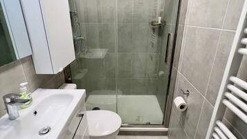 Douche, sèche-cheveux, serviettes fournies