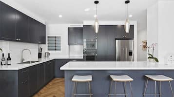 Een koelkast, een magnetron, een oven, een kookplaat