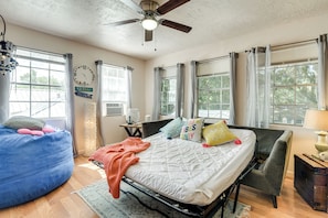 1 bedroom, desk, iron/ironing board, Internet - 3 Mi to Boardwalk: Bacliff Apartment w/ Hot Tub (Bacliff)