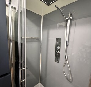 Dusche, Haartrockner, Handtücher, Shampoo