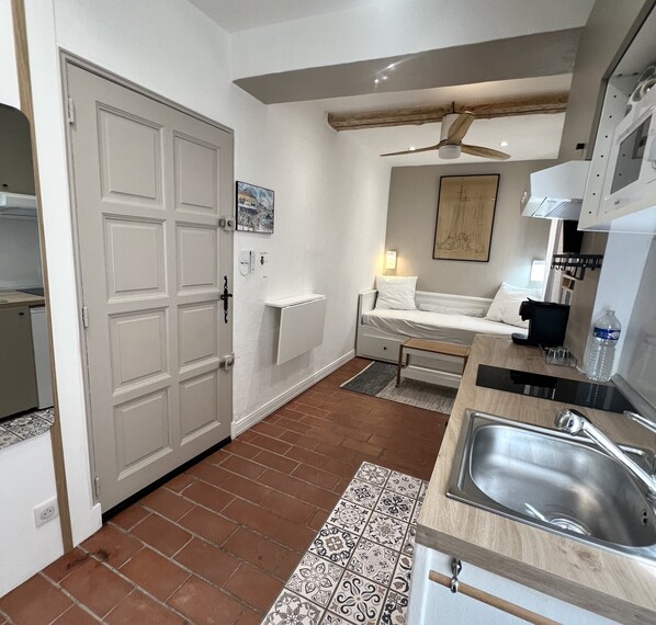 Fridge, microwave, coffee/tea maker - Old Antibes - 2 people (Antibes)