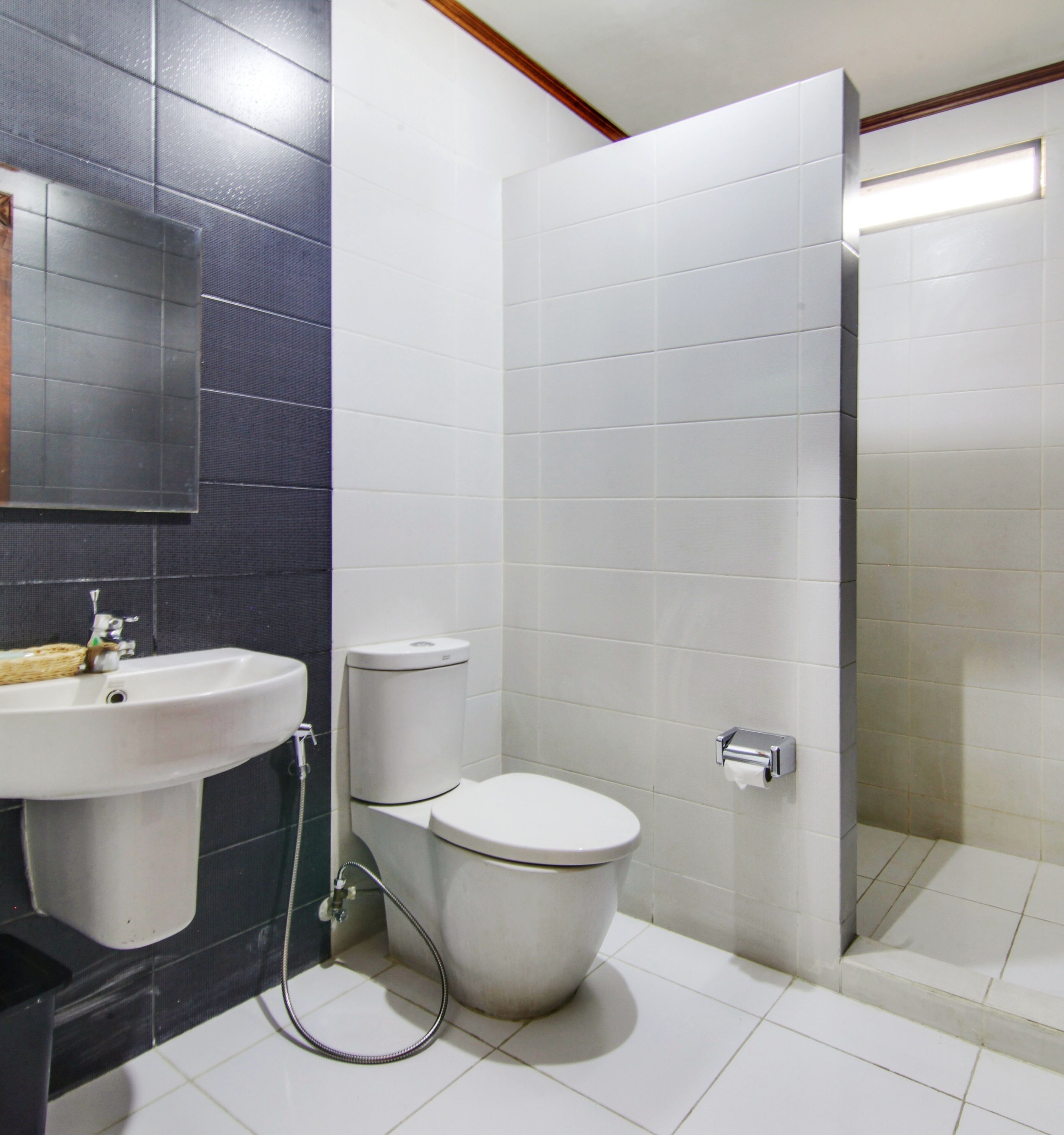 Een badkamer met een wit wastafel, toilet en douche.