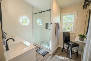 Suihku, hiustenkuivaaja, pyyhkeet, saippua