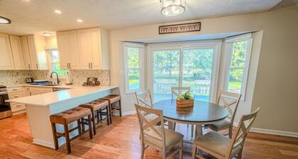 4 bedroom, sleeps 12, close to Grand Park.