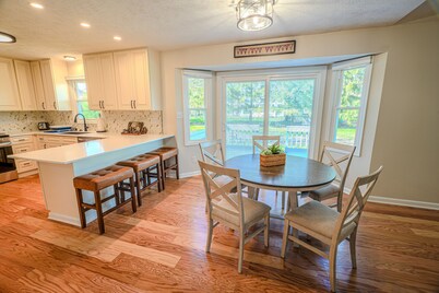 4 bedroom, sleeps 12, close to Grand Park.