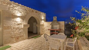 Outdoor dining - Villa Ariana - Standard Room (Gatto Corvino)
