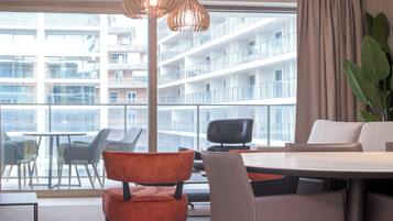 Apartemen Deluks, 2 kamar tidur, patio, pemandangan halaman | Teras/patio