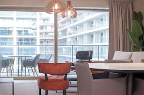 Deluxe appartement, 2 slaapkamers, terras, uitzicht op de binnenplaats | Terras