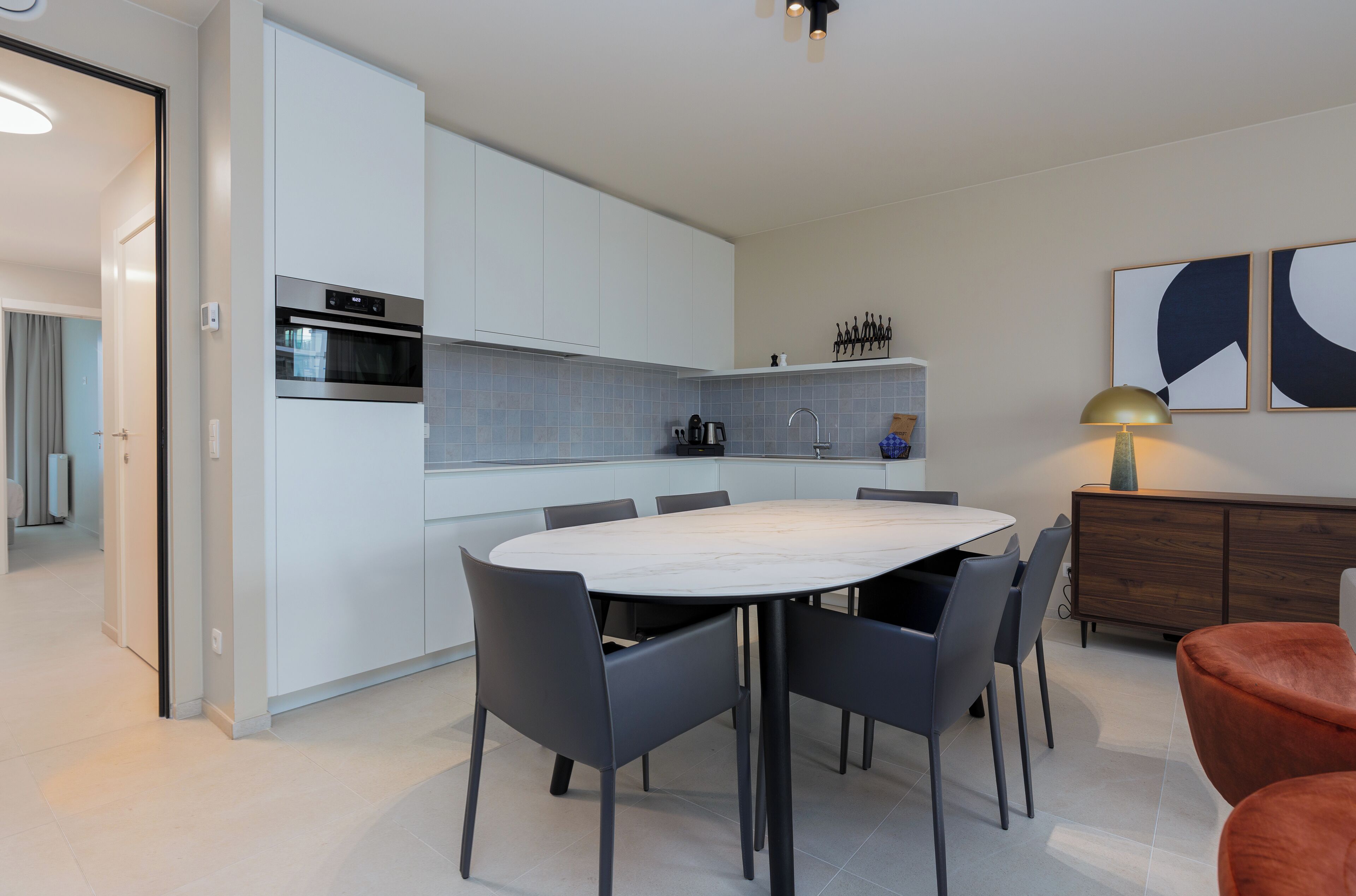 Deluxe appartement, 2 slaapkamers, terras, uitzicht op de binnenplaats | Privékeuken | Een koelkast met diepvriezer, een microgolfoven, een oven, een kookplaat
