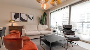 Apartemen Deluks, 2 kamar tidur, patio, pemandangan halaman | Area keluarga | Smart TV 50-inci dengan saluran TV digital