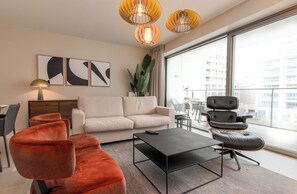 Deluxe appartement, 2 slaapkamers, terras, uitzicht op de binnenplaats | Woonruimte | Een 50-inch smart-tv met digitale zenders