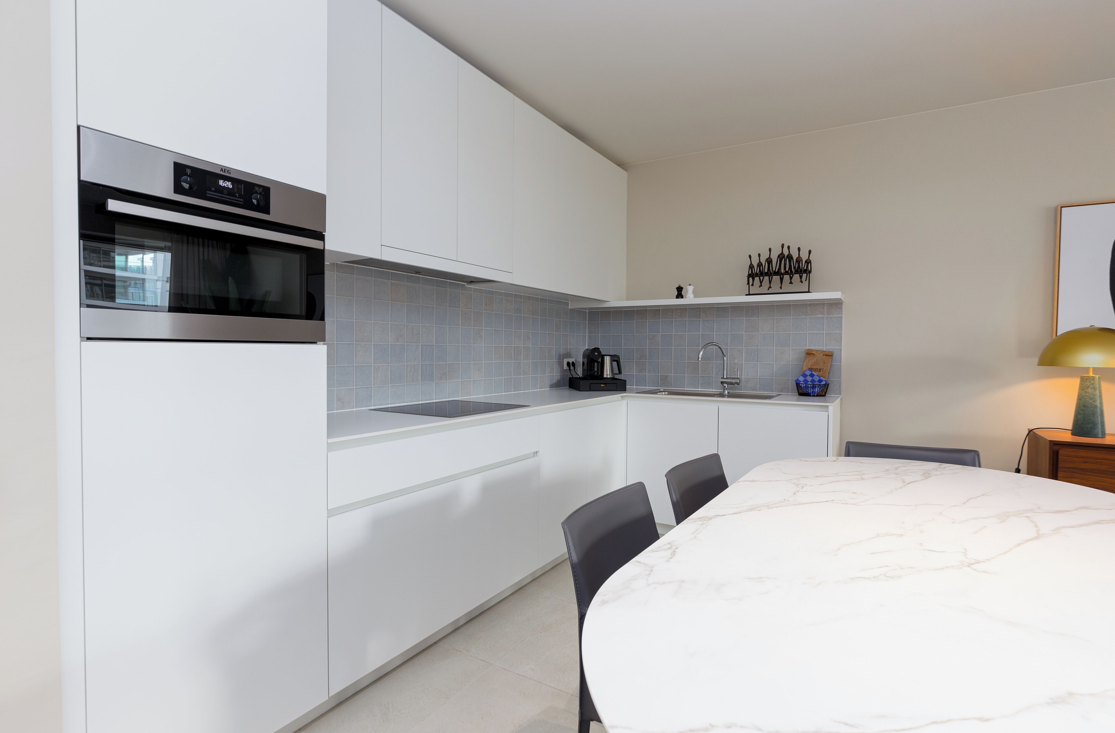 Deluxe appartement, 2 slaapkamers, patio, uitzicht op binnenplaats | Privékeuken | Een koelkast/vriezer, een magnetron, een oven, een kookplaat