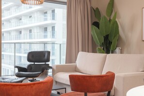 Deluxe appartement, 2 slaapkamers, terras, uitzicht op de binnenplaats | Woonruimte | Een 50-inch smart-tv met digitale zenders