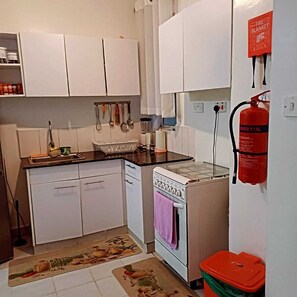 Microondas, horno, parrilla de estufa y tetera eléctrica