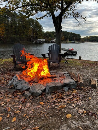 Lake Gaston waterfront, boat ramp next door, canoe, kayaks, fire pit, & more!