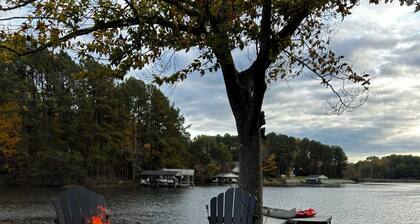 Lake Gaston waterfront, boat ramp next door, canoe, kayaks, fire pit, & more!
