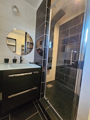 Douche, articles de toilette écologiques, sèche-cheveux