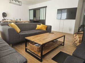 Smart-tv, eldstad, tv-spel och dvd-spelare