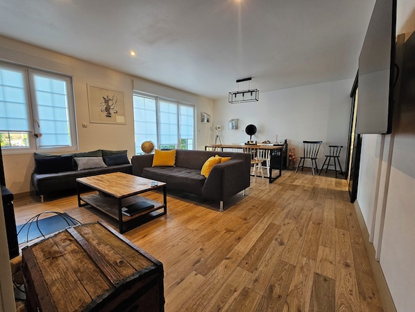 Smart TV, fireplace, video games, DVD player