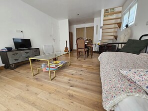 3 quartos, ferros/tábuas de passar roupa, berço de viagem